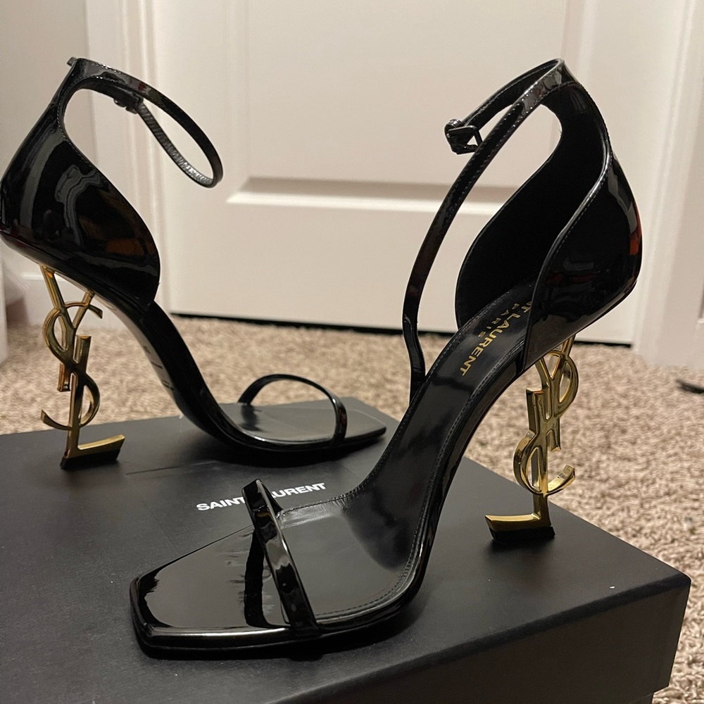 SAINT LAURENT OPYUM SANDALS IN PATENT LEATHER WITH GOLD-TONE HEEL